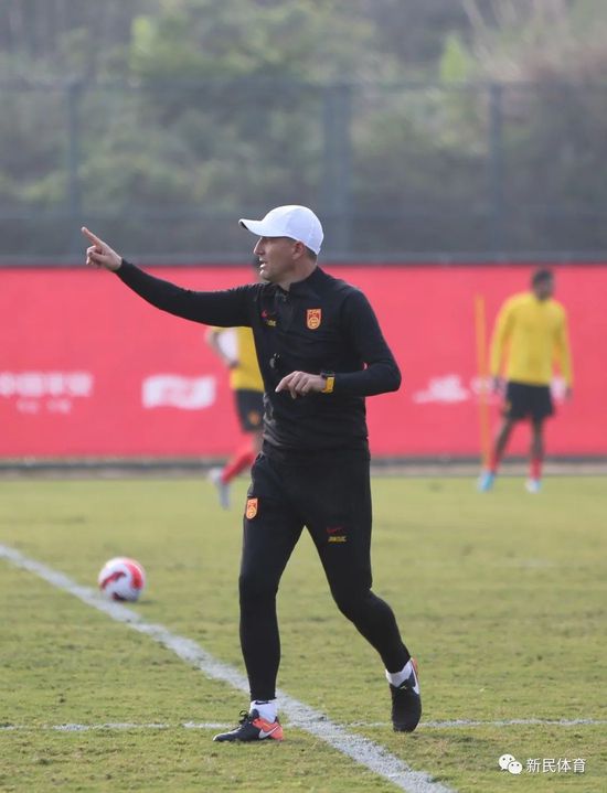 丰满的秘书年轻胸大的秘书